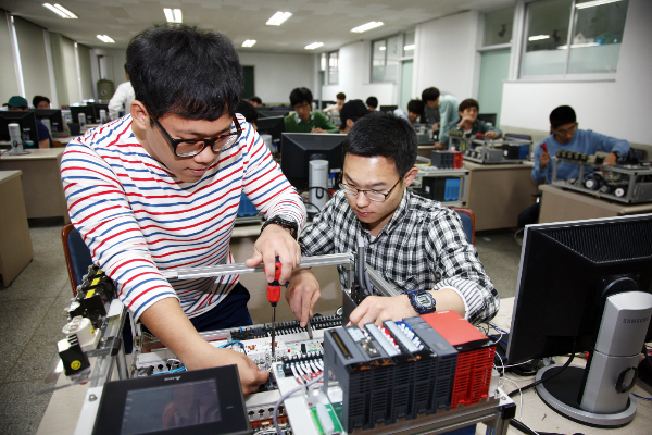 동신대학교 전기공학과 재학생들이 대학 해인1관 3층 전기기기 및 자동제어실험실에서 신호등 및 공장 자동화에 사용되는 자동제어실험장치 실습을 하고 있다.(사진제공=동신대학교)