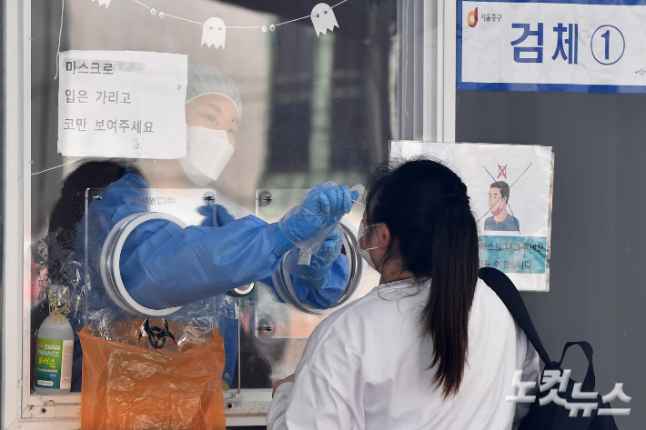 부산에서는 중학교와 유흥주점에서 잇따라 새로운 집단감염이 발생하는 등 코로나19 신규 확진자가 63명 발생해 이틀연속 60대 확진자가 나왔다. 박종민 기자