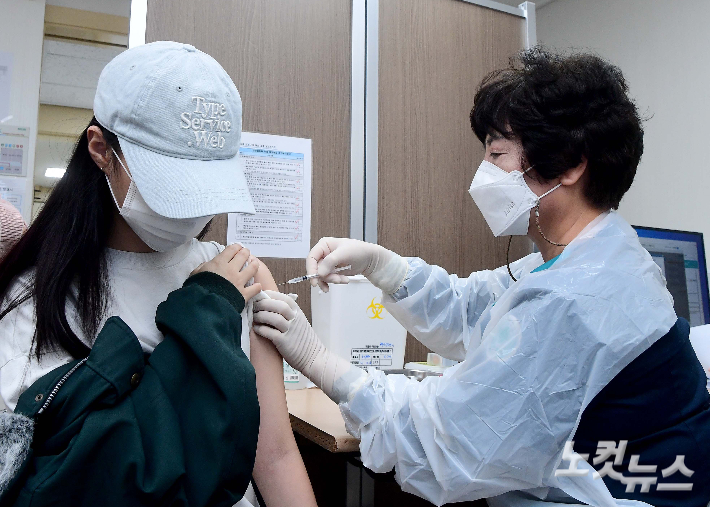 12~17세 소아청소년에 대한 코로나19 백신 접종이 시작된 지난달 18일 서울 양천구 홍익병원에서 한 학생이 코로나19 백신접종을 하고 있다. 사진공동취재단