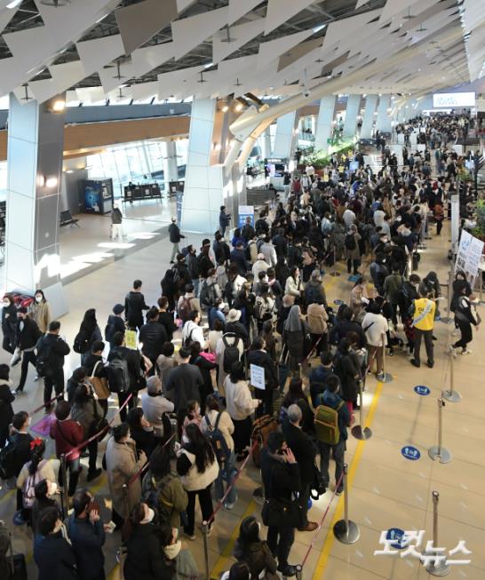 김포공항, 붐비는 시민들