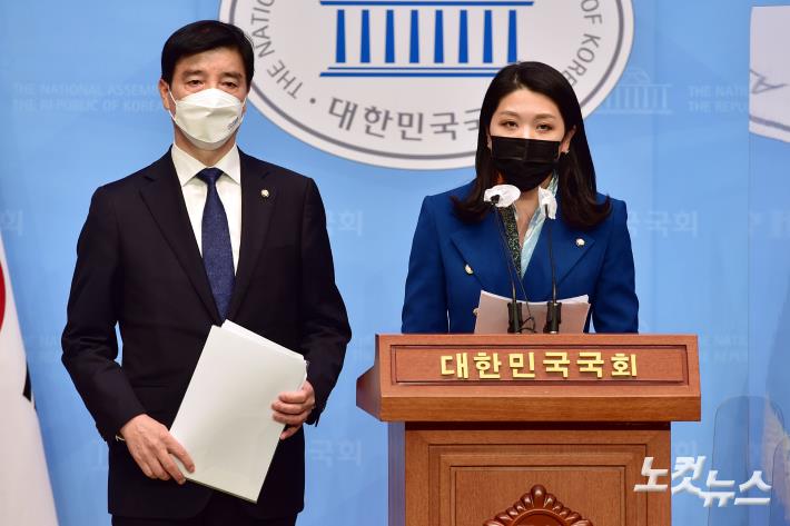 더불어민주당 이해식 의원과 신현영 의원이 12일 국회 소통관에서 이재명 후보 부인 김혜경 씨의 부상과 경위 관련 기자회견을 하고 있다.