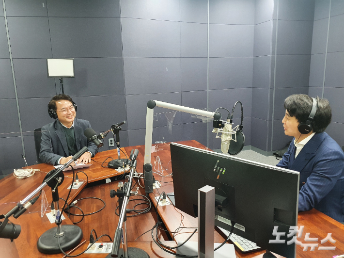 강원창조경제혁신센터 육동한 이사장(좌). 강민주 PD.