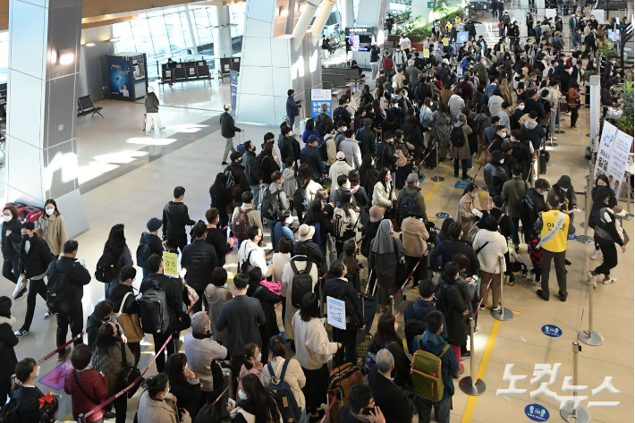 12일 서울 강서구 김포공항에서 진에어 체크인 시스템 문제로 탑승수속이 늦어져 탑승장에 시민들로 붐비고 있다. 이한형 기자