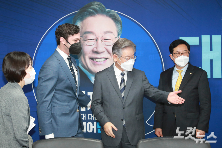 이재명 더불어민주당 대선후보(오른쪽 두번째)가 12일 오전 서울 여의도 중앙당사에서 토마스 조나단 오소프 미국 상원의원을 만나 자리를 안내하고 있다. 윤창원 기자