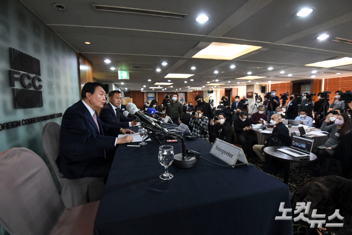 윤석열 국민의힘 대선 후보가 12일 서울 중구 한국프레스센터 서울외신기자클럽 라운지에서 기자간담회를 갖고 있다. 국회사진취재단