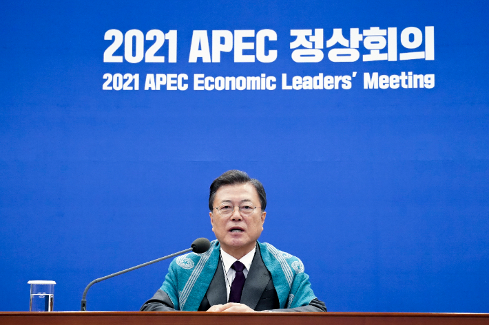 문재인 대통령이 12일 오후 청와대에서 화상으로 진행된 제28차 아시아태평양경제협력체(APEC) 정상회의에 참석, 발언하고 있다. 연합뉴스