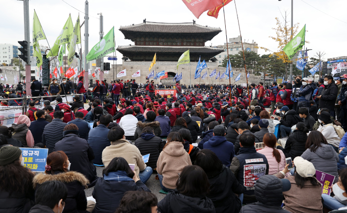 13일 오후 서울 동대문 흥인지문 교차로에서 열린 전국노동자대회에서 전국민주노동조합총연맹(민주노총) 조합원들이 노조법 전면 개정 등 노동환경 개선을 요구하고 있다. 연합뉴스