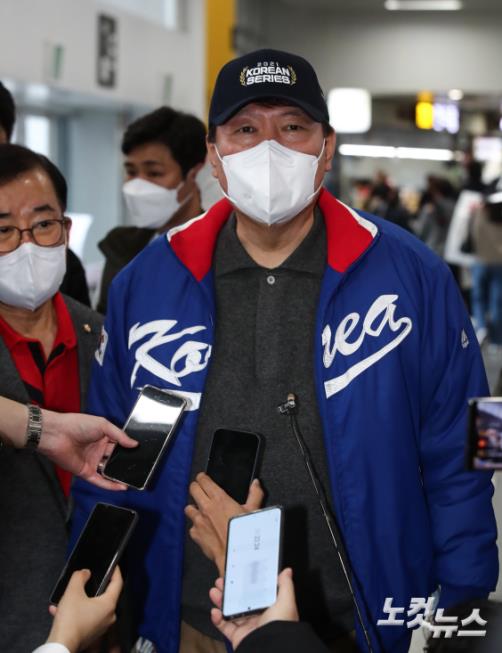 답하는 윤석열 국민의힘 대선 후보