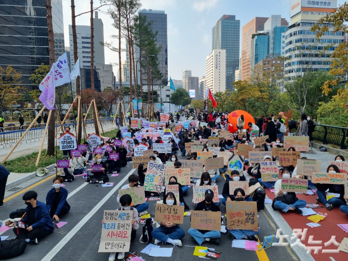 '2022 대선대응 청년행동' 소속 150여명은 이날 낮 12시 서울 종로구 한빛광장 앞에서 집회를 열고 정부가 청년의 삶을 바꾸는 데 실패했다고 했다. 임민정 기자