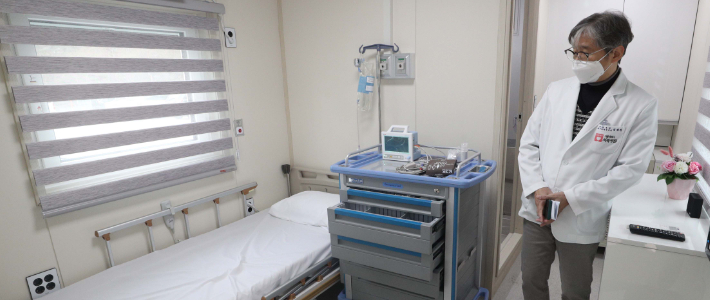 서울 은평구 서북병원에 마련된 이동형 음압 병실에서 의료진이 시설을 점검하고 있다.  황진환 기자