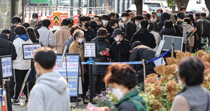 휴일인 지난 14일 오전 서울 송파구 송파구보건소 신종 코로나바이러스 감염증(코로나19) 선별진료소에서 시민들이 검사를 받기 위해 길게 줄지어 서 있다. 연합뉴스