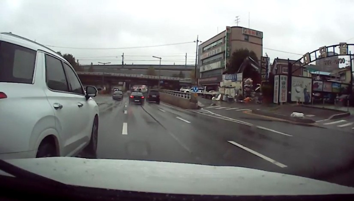 좌회전 차량에 고의로 접촉 사고를 내는 모습. 대전경찰청 제공 영상 캡처