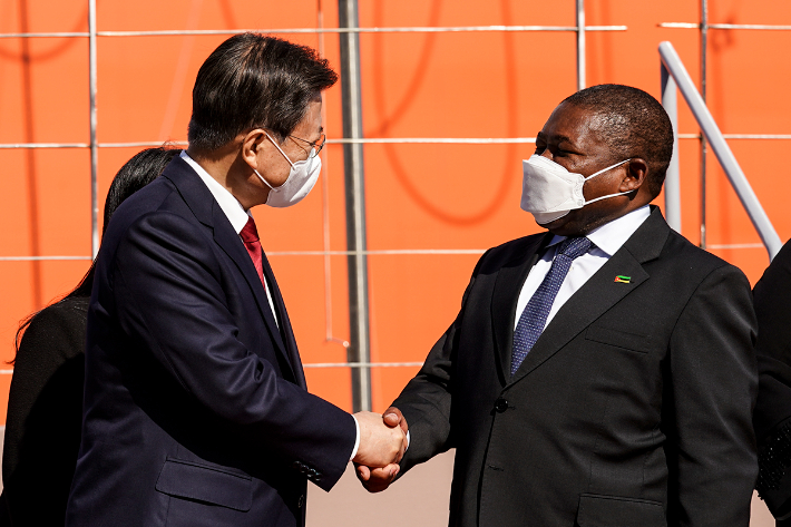 악수하는 문재인 대통령과 뉴지 모잠비크 대통령. 청와대 제공