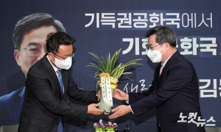 이철희 정무수석, 김동연 전 부총리에게 문재인 대통령 축하 난 전달