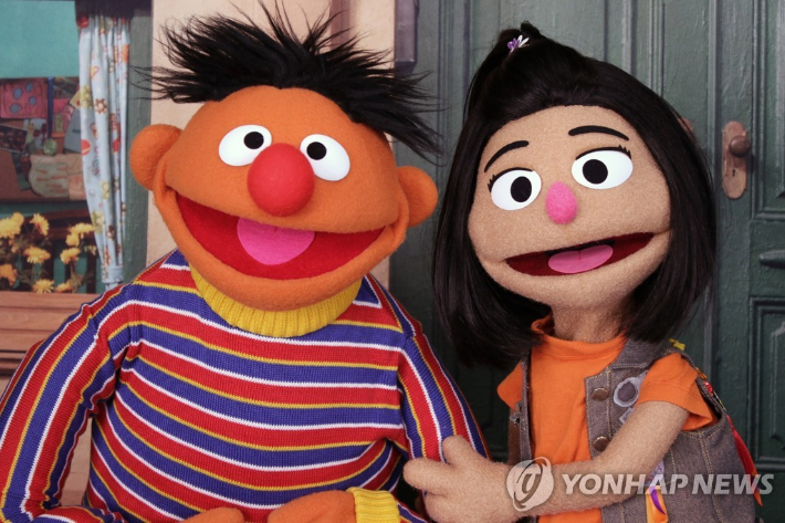 세서미 스트리트 캐릭터 '어니'(왼쪽)가 새 캐릭터인 한국계 '지영'(오른쪽)과 포즈를 취하고 있다. 연합뉴스