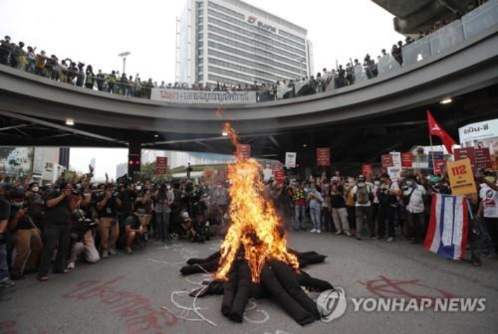 군주제 개혁 시위대가 헌법재판관들의 모형을 불태우며 헌재를 비판했다. 연합뉴스