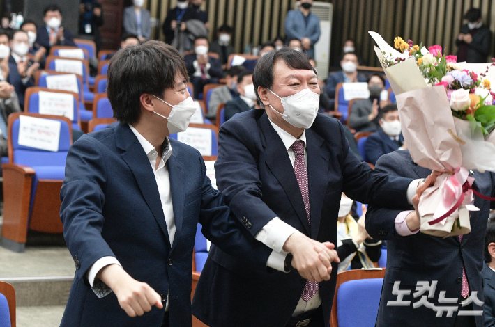 윤석열 국민의힘 대선 후보(오른쪽)와 이준석 대표. 윤창원 기자