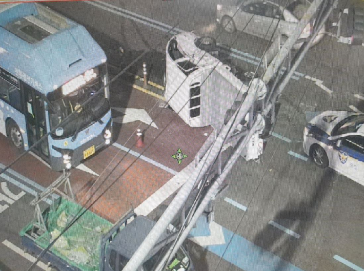 16일 오전 5시 38분 부산 부산진구 서면교차로에서 포터 트럭과 시내버스가 충돌했다.부산경찰청 제공