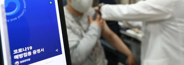 얀센 접종자에 대해 추가 접종이 시작된 8일 오전 서울 성동구의 한 병원에서 의료진이 백신을 접종하고 있다. 이한형 기자