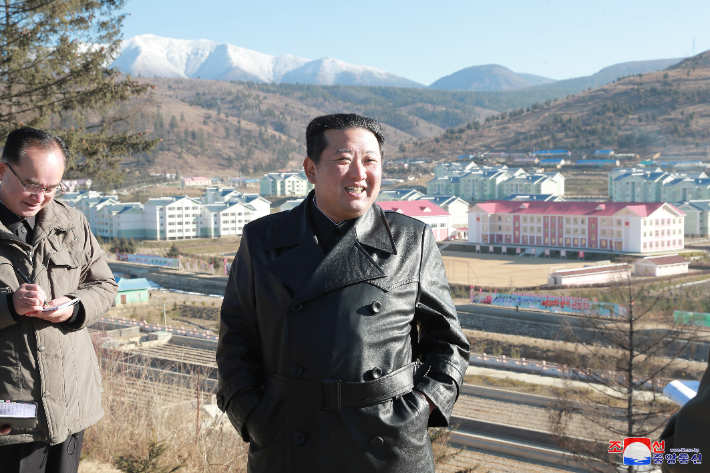 김정은 북한 국무위원장이 삼지연시 건설사업장 현지 지도에 나서며 한 달여 만에 공개활동을 했다. 조선중앙통신 캡처