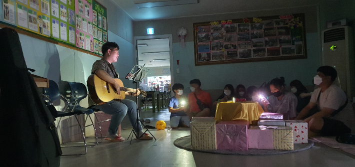 엠투테크 직원들은 지난 8월 광주 동구 학동 지역아동센터에서 열린 작은자복지재단 수련회에 참여했다. 엠투테크 제공