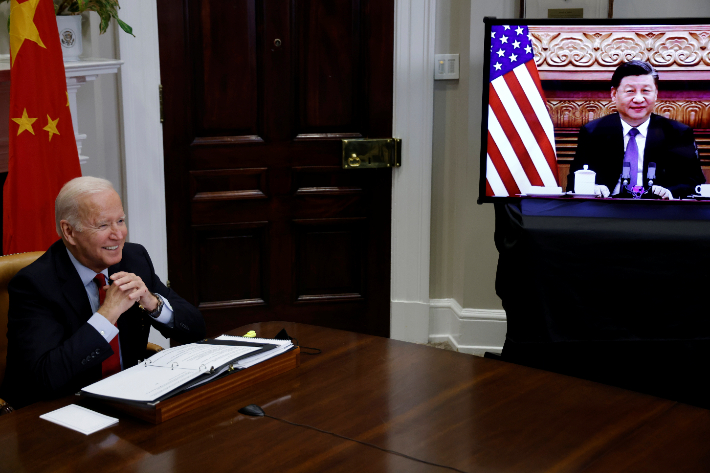 15일(현지시간) 워싱턴DC백악관에서 조 바이든 미국 대통령이 시진핑 중국 국가주석과 화상 정상회담을 하고 있다. 연합뉴스
