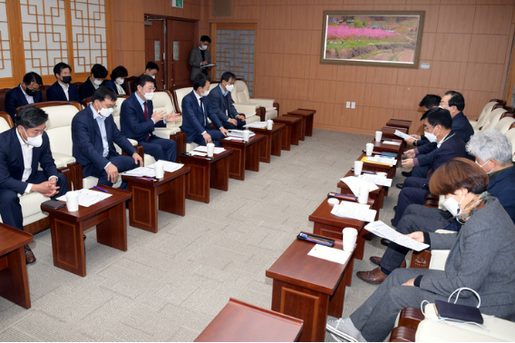 이용섭 광주시장이 16일 광주시의회에서 행정자치위원회 소속 의원들과 간담회를 갖고 일상회복지원금에 대한 설명을 하고 협조를 당부했다. 광주시 제공 