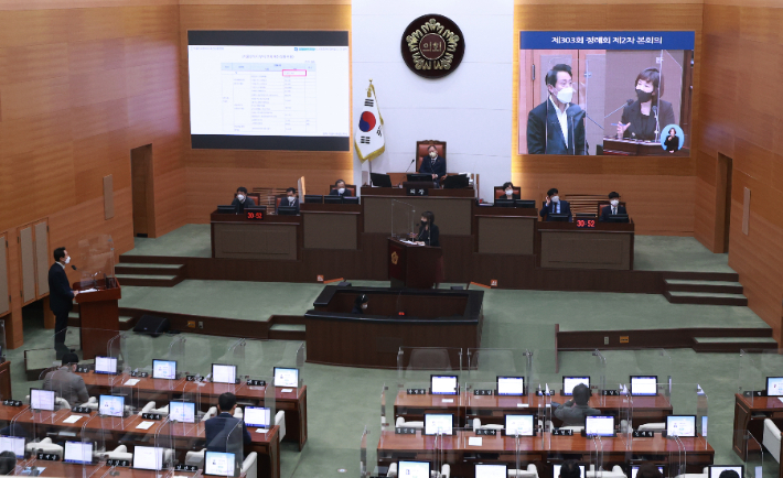 오세훈 서울시장이 16일 오전 서울 중구 서울시의회에서 열린 제303회 정례회 2차 본회의에 참석해 더불어민주당 김경 의원의 질의에 답하고 있다. 연합뉴스