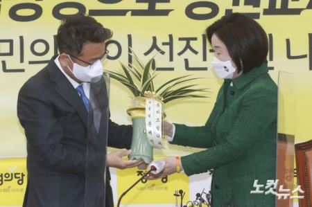 이청희 정무수석, 심상정 대선후보에게 문재인 대통령 축하 난 전달