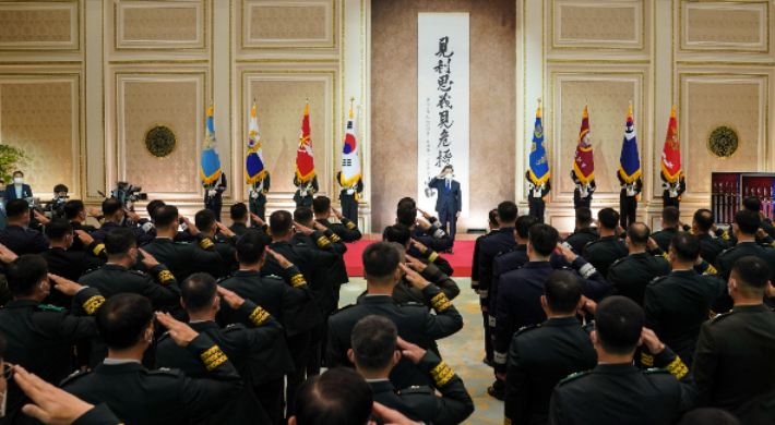 문재인 대통령이 16일 청와대 영빈관에서 열린 육군, 해군, 해병대, 공군 준장 진급자 삼정검 수여식에서 진급 장성의 경례를 받고 있다. 연합뉴스