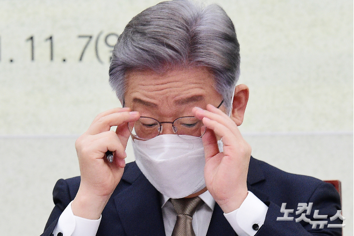 이재명 더불어민주당 대선 후보가 안경을 고쳐쓰고 있다. 박종민 기자