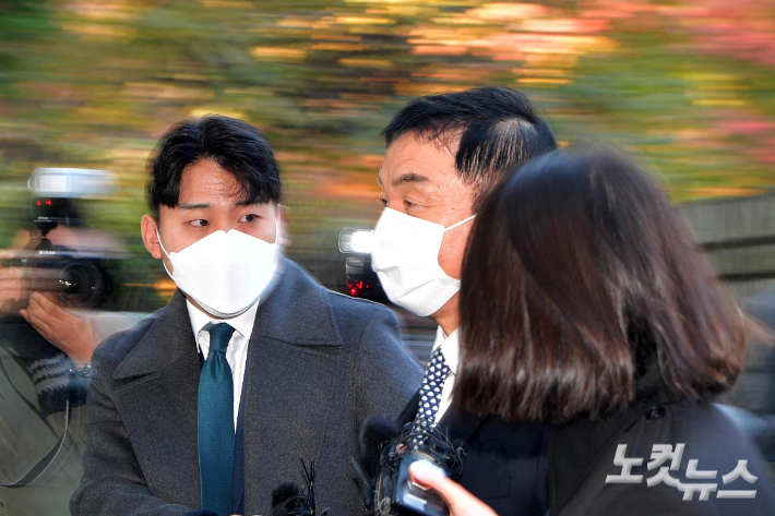 주가조작 혐의를 받는 권오수 도이치모터스 회장이 16일 구속 전 피의자심문(영장실질심사)를 받기 위해 서울중앙지방법원에 출석하고 있다. 박종민 기자