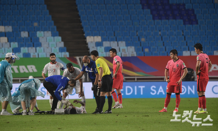 최종예선 A조 2차전 레바논과 경기에서 전반전 레바논 선수가 경기장에 쓰러져 누워있는 모습. 이한형 기자