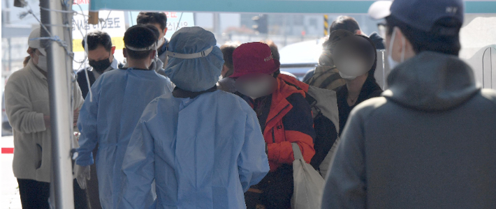 서울역 광장에 마련된 임시선별검사소에서 시민들이 검사를 받기 위해 줄을 서 있다. 박종민 기자