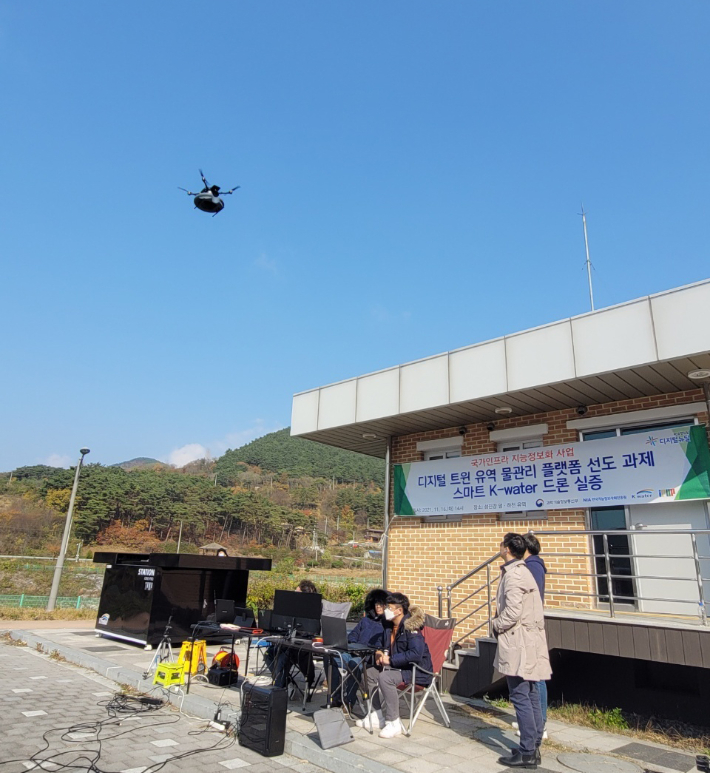 전주대학교는 16일 드론기술분야 실험실 창업 프로그램을 통해 설립된 교원창업기업 ㈜아이팝이 스마트 하천관리 드론스테이션을 섬진강 유역에 처음으로 실증했다고 밝혔다. 전주대 제공