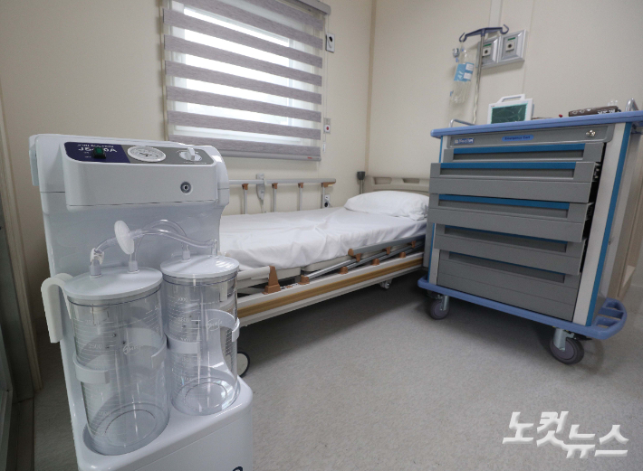 서울 은평구 서북병원에 마련된 이동형 음압 병실. 황진환 기자