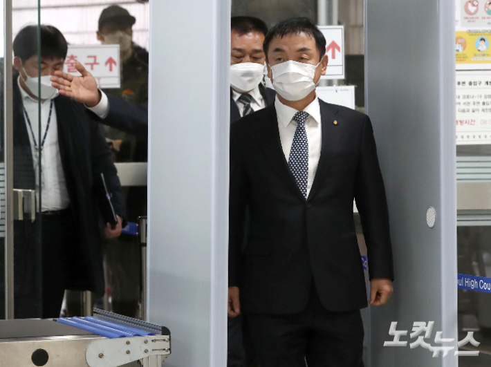 주가조작 혐의를 받는 권오수 도이치모터스 회장이 지난 16일 구속 전 피의자심문(영장실질심사)를 받기 위해 서울중앙지방법원에 출석하고 있다. 박종민 기자