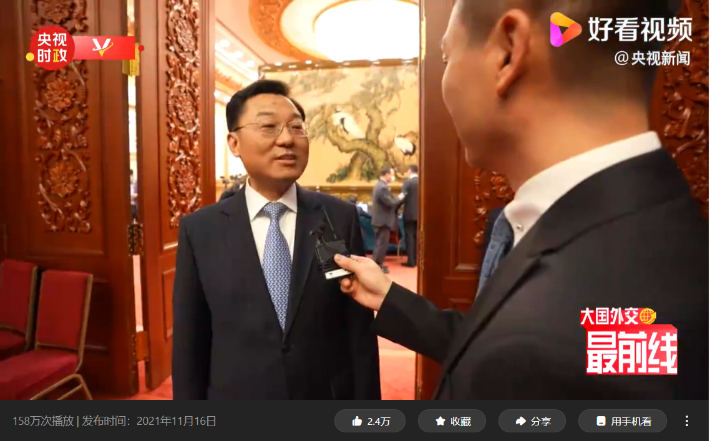 정상회담에 배석했던 셰펑 중국 외교부 부부장이 CCTV 인터뷰에서 바이든 대통령이 대만독립을 지지하지 않는다고 얘기했다고 말하고 있다. 하오칸스핀(好看视频) 영상 캡처