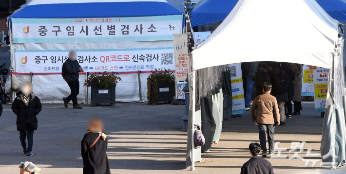 코로나19 신규 확진자가 3187명 발생한 17일 오전 서울역 광장에 마련된 선별검사소에서 시민들이 검사를 받기 위해 기다리고 있다. 황진환 기자