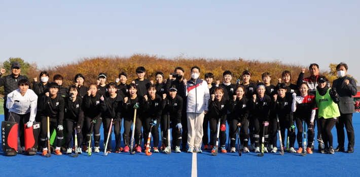 대한하키협회 이상현 회장(가운데)이 여자 대표팀 훈련장을 방문해 격려한 뒤 기념 촬영을 한 모습. 아산=대한하키협회 