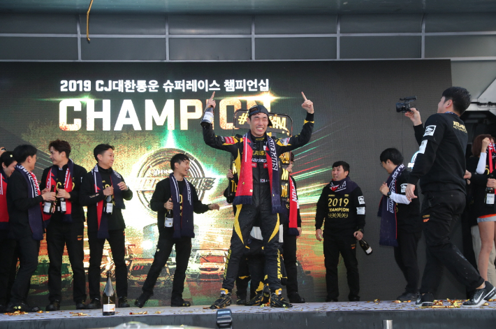올 시즌 삼성화재 6000클래스 1위를 달리는 김종겸이 2019년 시즌 챔피언에 오른 모습. 슈퍼레이스