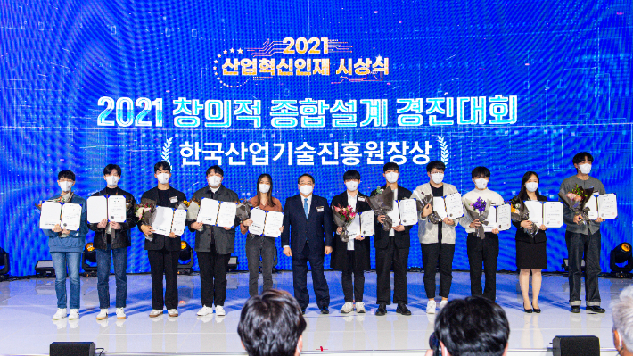 창의적종합설계경진대회 시상식, '하이라이트' 발표자 양세영(오른쪽 두 번째), '사고팀' 발표자 곽민교(오른쪽 세 번째). 전북대 제공