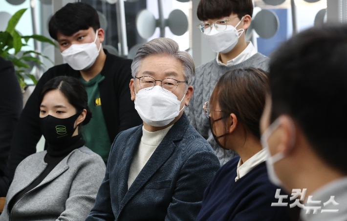 더불어민주당 이재명 대선 후보가 지난 16일 서울 서대문구 청년문화공간 신촌파랑고래에서 열린 청소년·청년 기후활동가 간담회에서 참석자들의 질문들 듣고 있다. 국회사진취재단