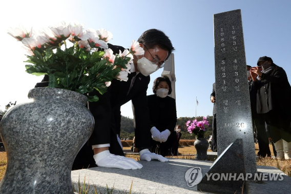 대권 도전을 선언한 김동연 전 경제부총리가 17일 광주 북구 운정동 국립5·18민주묘지를 찾아 행방불명자 묘소를 참배하고 있다. 연합뉴스