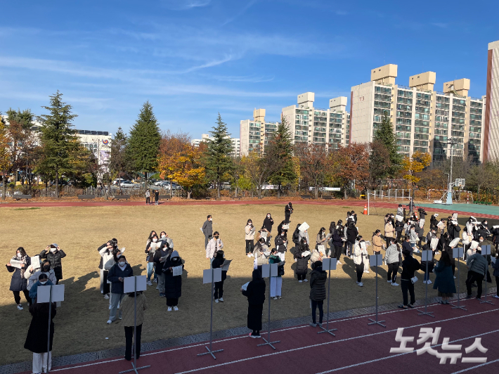 대학수학능력시험을 하루 앞둔 17일 오후 대전시 서구 둔산동 둔산여자고등학교에서 예비소집에 참석한 수험생들이 유의사항 등을 듣고 있다. 김미성 기자