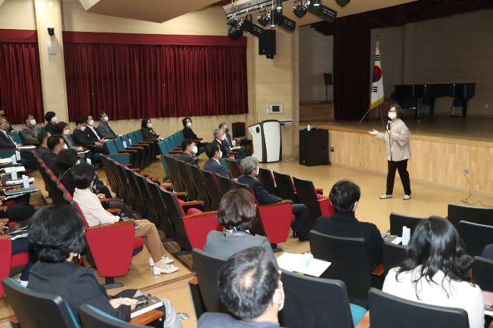 경남교육청이 17일 공감홀에서 교육감을 포함해 5급 이상 간부 대상 성인지 교육을 실시하고 있다. 경남교육청 제공
