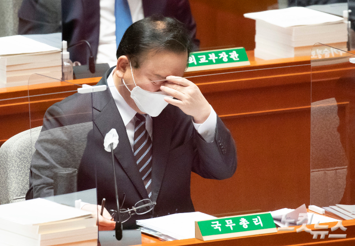 김부겸 국무총리가 5일 국회에서 열린 예산결산특별위원회 전체회의에서 눈을 만지고 있다. 윤창원 기자