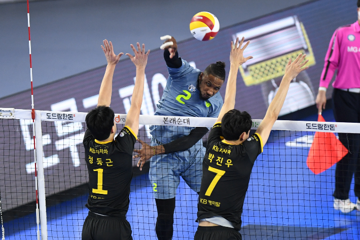 공격을 시도하는 현대캐피탈 히메네즈. 한국배구연맹 제공