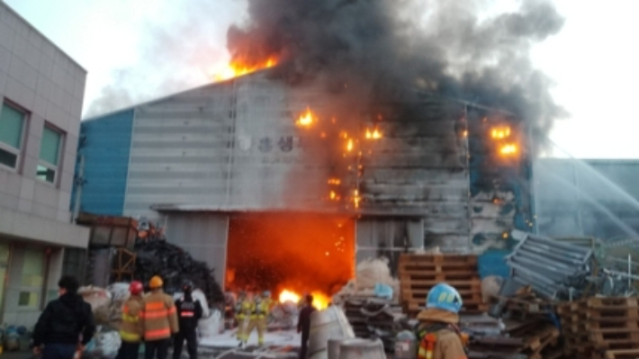 부산 강서구 3층짜리 한 공장에서 발생한 불이 7시간만에 꺼졌다.부산소방본부제공