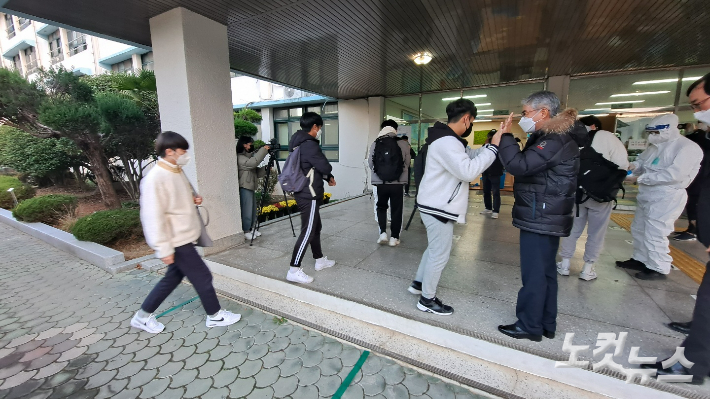 박종훈 경남교육감이 18일 창원중앙고등학교에서 수험생들을 격려하고 있다. 송봉준 기자